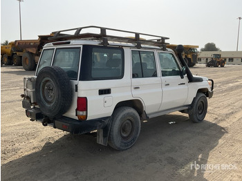 سيارة دفع رباعي 2018 Toyota Land Cruiser 76L 4x4 SUV: صور 4