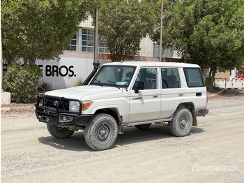 سيارة دفع رباعي TOYOTA Land Cruiser