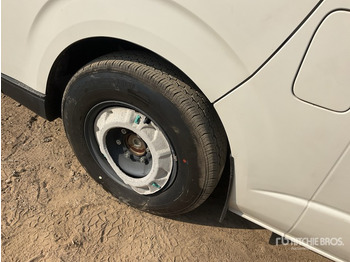 سيارة إسعاف 2022 Toyota Hiace High Roof 4x2 Ambulance: صور 5