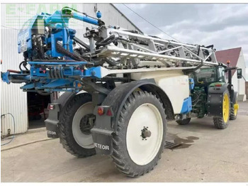 آلة الرش المقطورة