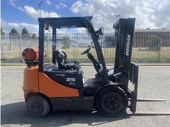رافعة شوكية تعمل بالغاز Doosan G25P-5: صور 4