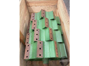 معدات آلة حصاد JOHN DEERE