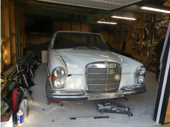 سيارة MERCEDES-BENZ