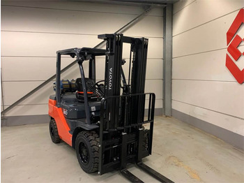 رافعة شوكية تعمل بالغاز Toyota 02-8FGF30: صور 3