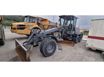 آلة تسوية الأرض NEW HOLLAND