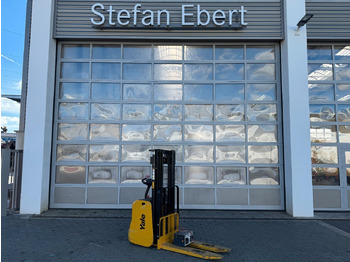 معدات تكديس YALE