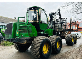 شاحنات نقل الأخشاب في الغابات JOHN DEERE