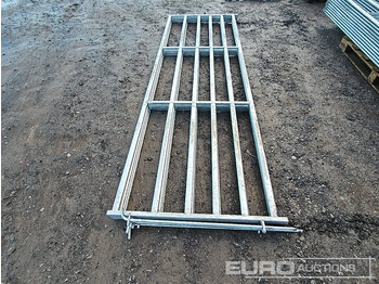 الآلات والماكينات الزراعية Unused 10' Galvanised Calf Hurdle (4 of): صور 2