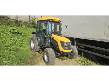 جرار JCB