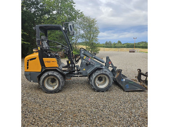 اللودر بعجل GIANT