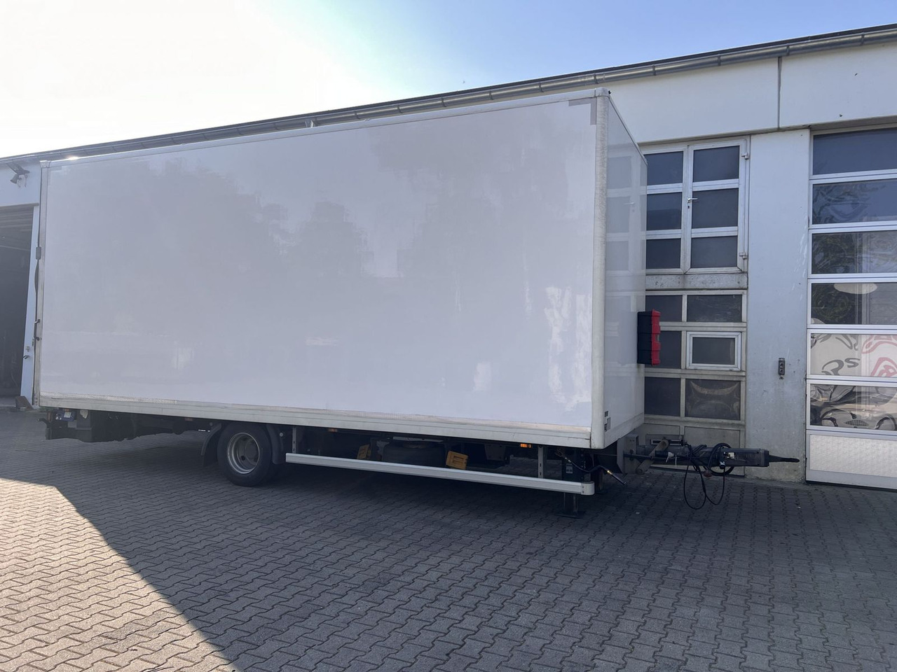 1 Achs Kofferanhänger, Ladebordwand - بصندوق مغلق مقطورة: صور 4 1 Achs Kofferanhänger, Ladebordwand - بصندوق مغلق مقطورة: صور 4