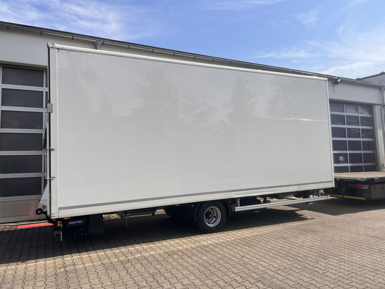 Ackermann 1 Achs Kofferanhänger mit Ladebordwand 10,5 t G - بصندوق مغلق مقطورة: صور 5 Ackermann 1 Achs Kofferanhänger mit Ladebordwand 10,5 t G - بصندوق مغلق مقطورة: صور 5