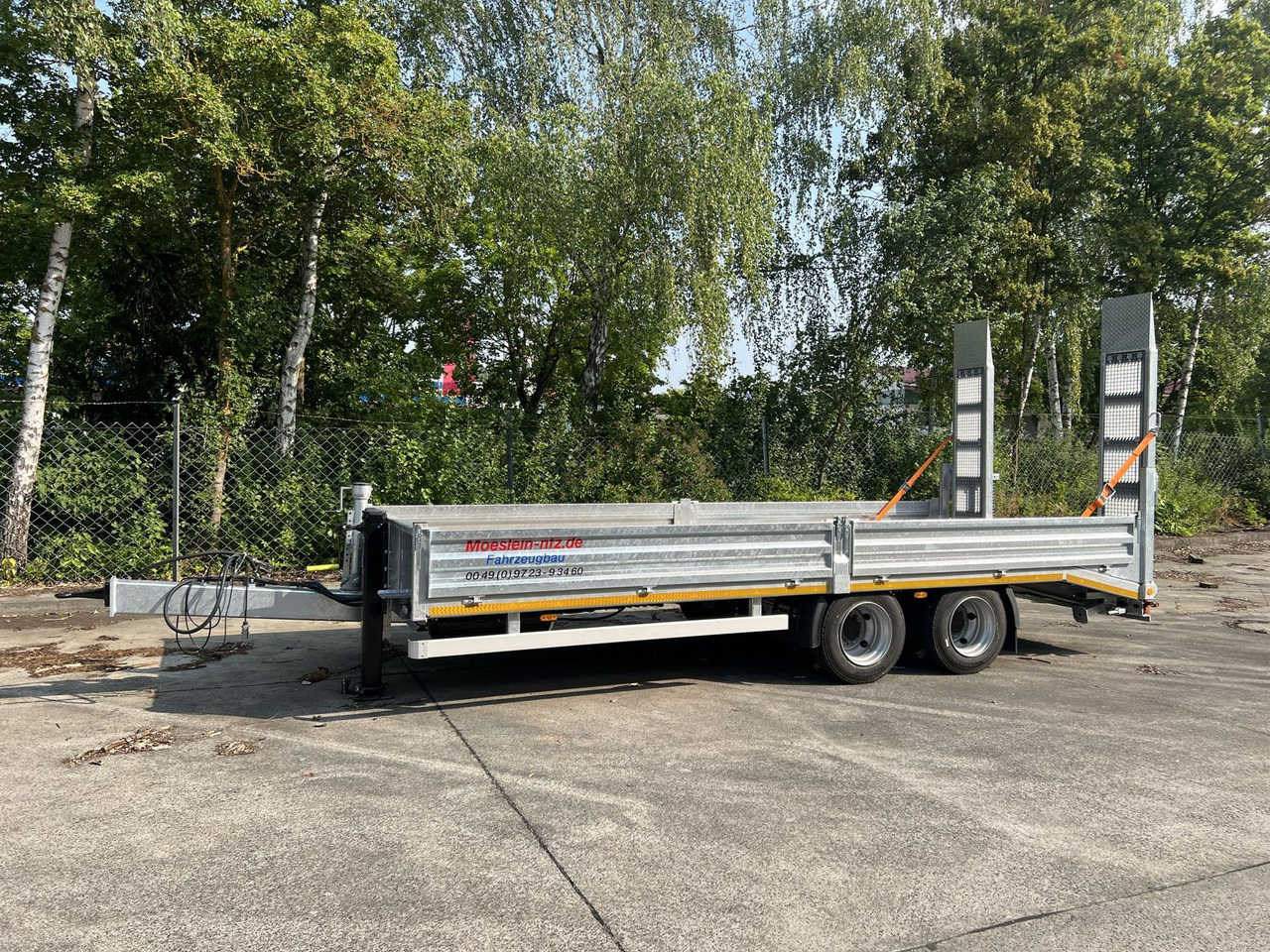 Möslein 14,4 t TandemtiefladerNeufahrzeug - عربة مسطحة منخفضة مقطورة: صور 1 Möslein 14,4 t TandemtiefladerNeufahrzeug - عربة مسطحة منخفضة مقطورة: صور 1