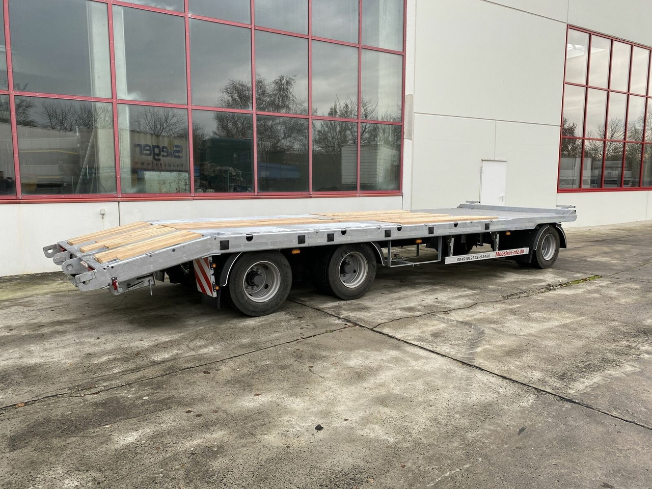 Möslein 3 Achs Tieflader gerader Ladefläche 8,10 m,Neuf - عربة مسطحة منخفضة مقطورة: صور 3 Möslein 3 Achs Tieflader gerader Ladefläche 8,10 m,Neuf - عربة مسطحة منخفضة مقطورة: صور 3