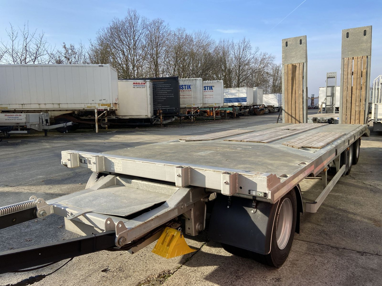 Möslein Neuwertig 3 Achs Tieflader 8,10 m Ladefläche - عربة مسطحة منخفضة مقطورة: صور 1 Möslein Neuwertig 3 Achs Tieflader 8,10 m Ladefläche - عربة مسطحة منخفضة مقطورة: صور 1