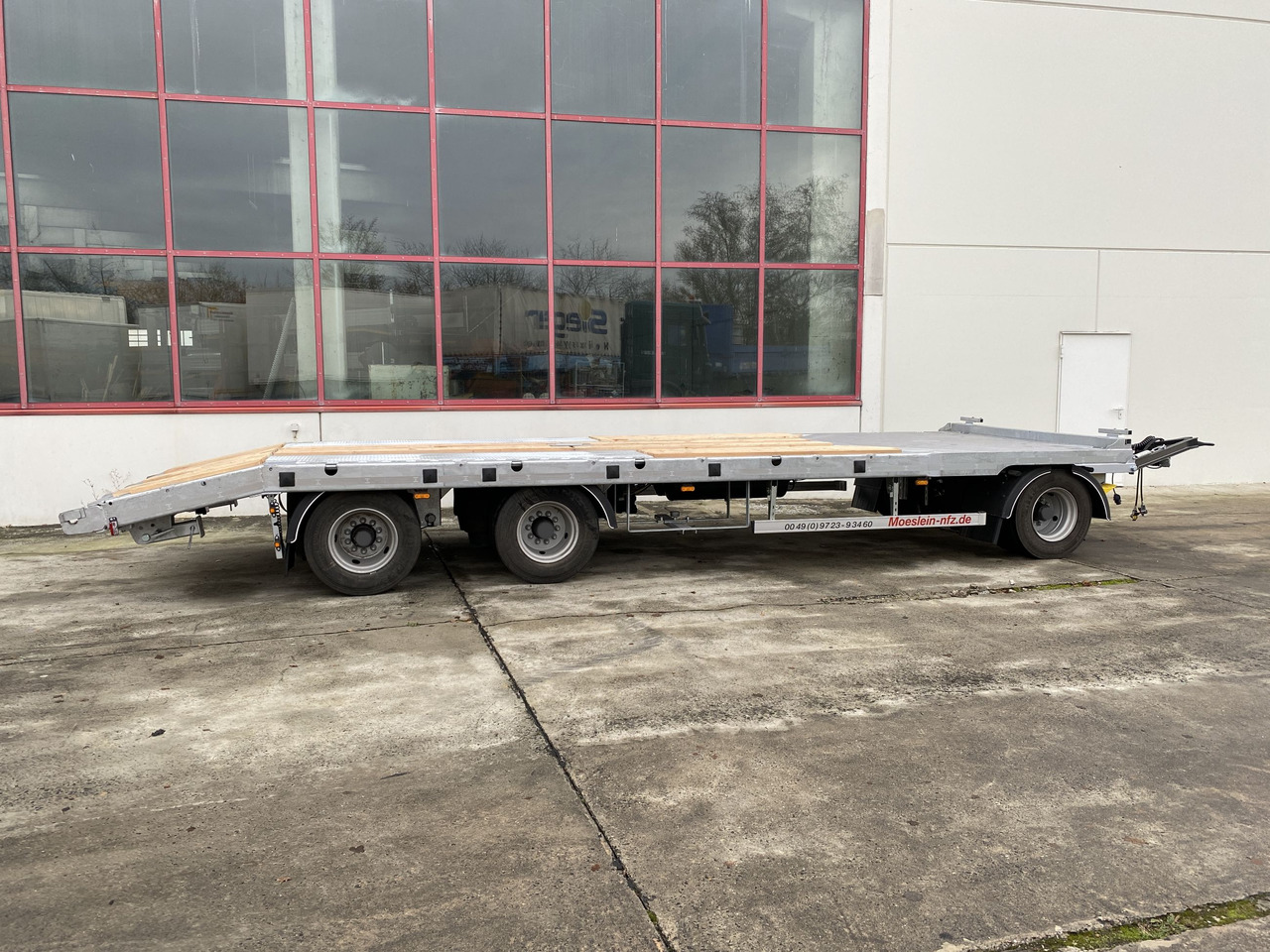 Möslein T 3-P9,2 OR 3 Achs Tieflader gerader Ladefläche 9 m, Neufahrzeug - عربة مسطحة منخفضة مقطورة: صور 3 Möslein T 3-P9,2 OR 3 Achs Tieflader gerader Ladefläche 9 m, Neufahrzeug - عربة مسطحة منخفضة مقطورة: صور 3