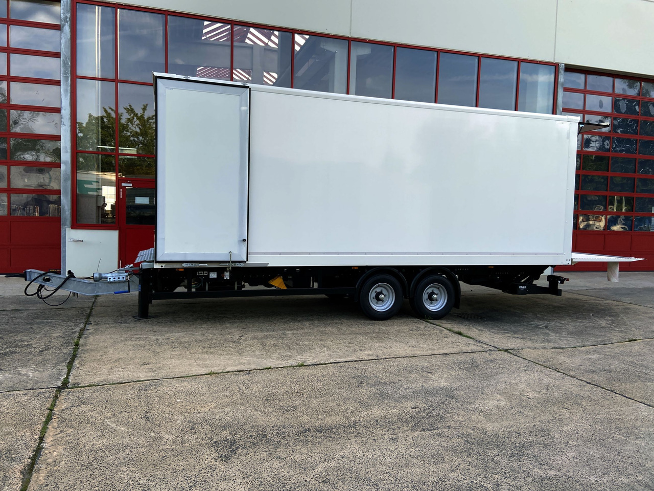 Möslein TK0105D-L Weiß Tandem Koffer, Ladebordwand 1,5 t + DurchladbarNeufahrzeug -- - بصندوق مغلق مقطورة: صور 3 Möslein TK0105D-L Weiß Tandem Koffer, Ladebordwand 1,5 t + DurchladbarNeufahrzeug -- - بصندوق مغلق مقطورة: صور 3