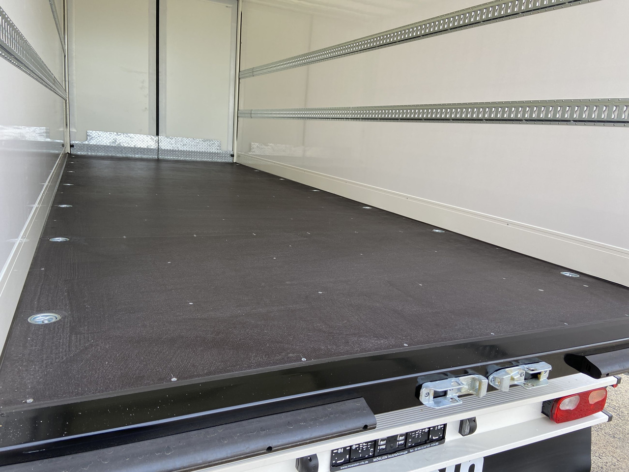 Möslein TKO 105 D 7m weiß Tandem- Koffer, Durchladbar, -- Neufahrzeug -- - بصندوق مغلق مقطورة: صور 4 Möslein TKO 105 D 7m weiß Tandem- Koffer, Durchladbar, -- Neufahrzeug -- - بصندوق مغلق مقطورة: صور 4