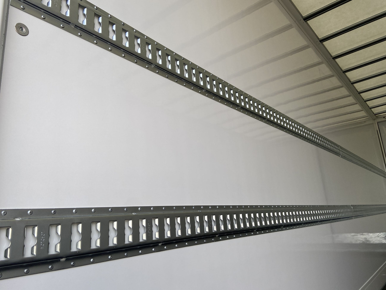 Möslein TKO 105 D 7m weiß Tandem- Koffer, Durchladbar, -- Neufahrzeug -- - بصندوق مغلق مقطورة: صور 5 Möslein TKO 105 D 7m weiß Tandem- Koffer, Durchladbar, -- Neufahrzeug -- - بصندوق مغلق مقطورة: صور 5