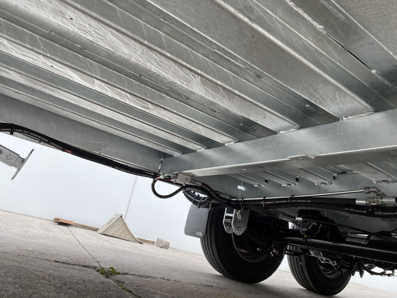 Möslein TT 11-E6x2 hydr. Rampen Tieflader für Fräsen breiten hydraulischen Rampen, Neu - عربة مسطحة منخفضة مقطورة: صور 4 Möslein TT 11-E6x2 hydr. Rampen Tieflader für Fräsen breiten hydraulischen Rampen, Neu - عربة مسطحة منخفضة مقطورة: صور 4