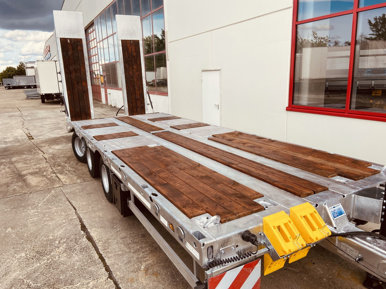 Möslein TT 31 31 t GG Tridem- Tieflader 3 Achs, gelenktNeufahrzeug - عربة مسطحة منخفضة مقطورة: صور 4 Möslein TT 31 31 t GG Tridem- Tieflader 3 Achs, gelenktNeufahrzeug - عربة مسطحة منخفضة مقطورة: صور 4