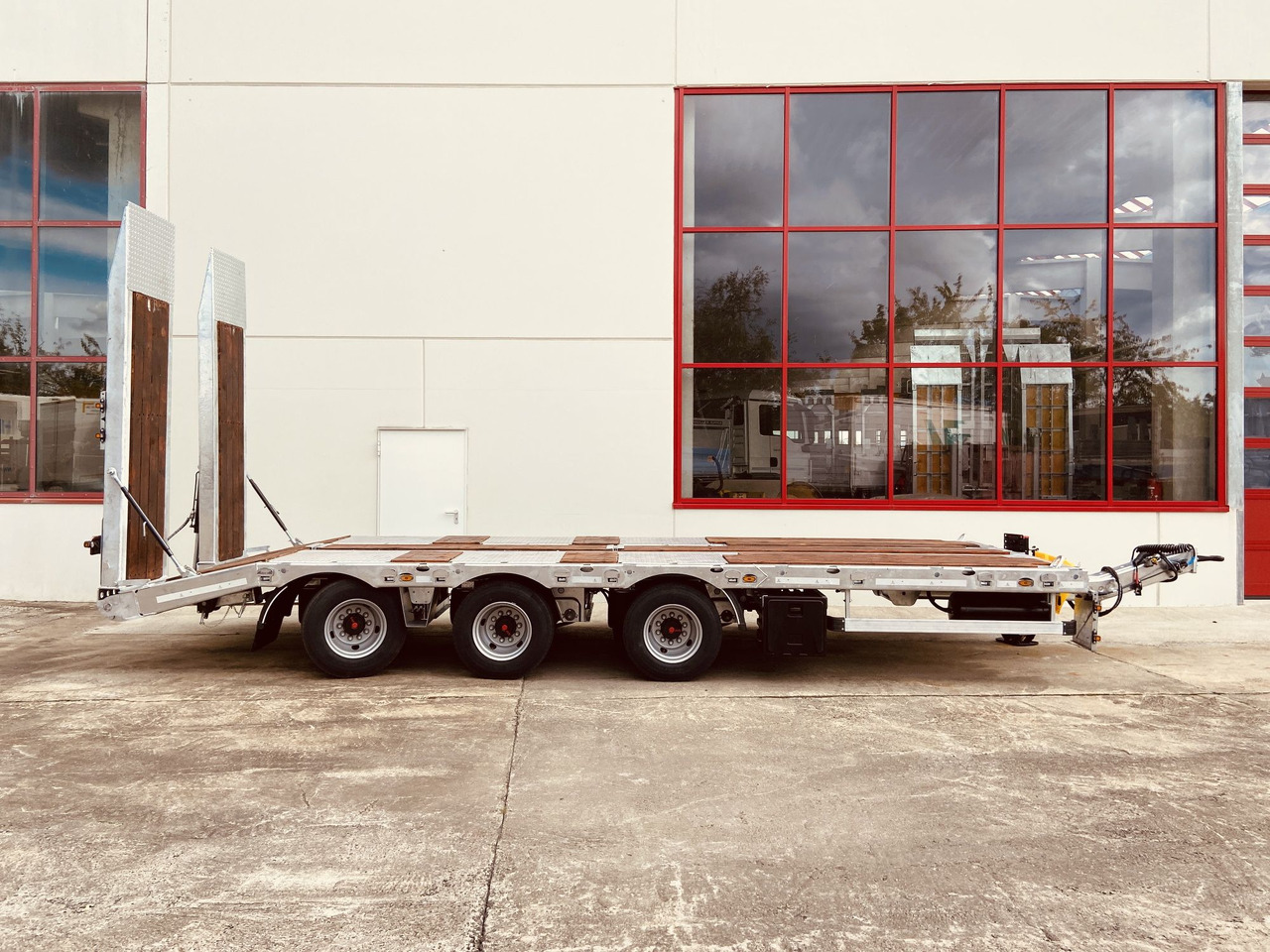 Möslein TT 31 31 t GG Tridem- Tieflader 3 Achs, gelenktNeufahrzeug - عربة مسطحة منخفضة مقطورة: صور 3 Möslein TT 31 31 t GG Tridem- Tieflader 3 Achs, gelenktNeufahrzeug - عربة مسطحة منخفضة مقطورة: صور 3