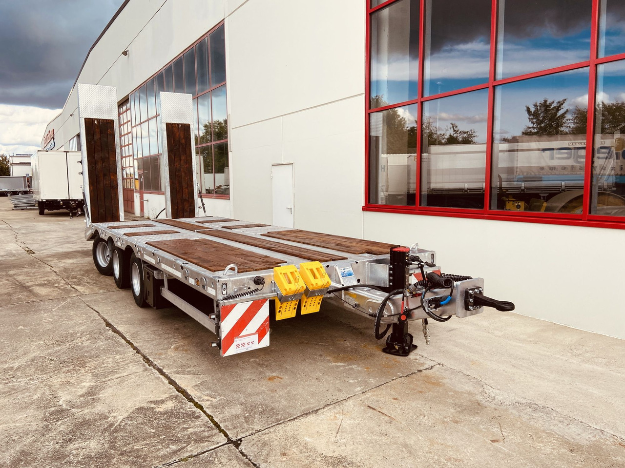 عربة مسطحة منخفضة مقطورة لنقل المعدات الثقيلة جديد Möslein TT 31  31 t GG Tridem- Tieflader 3 Achs, gelenktNeufahrzeug: صور 10