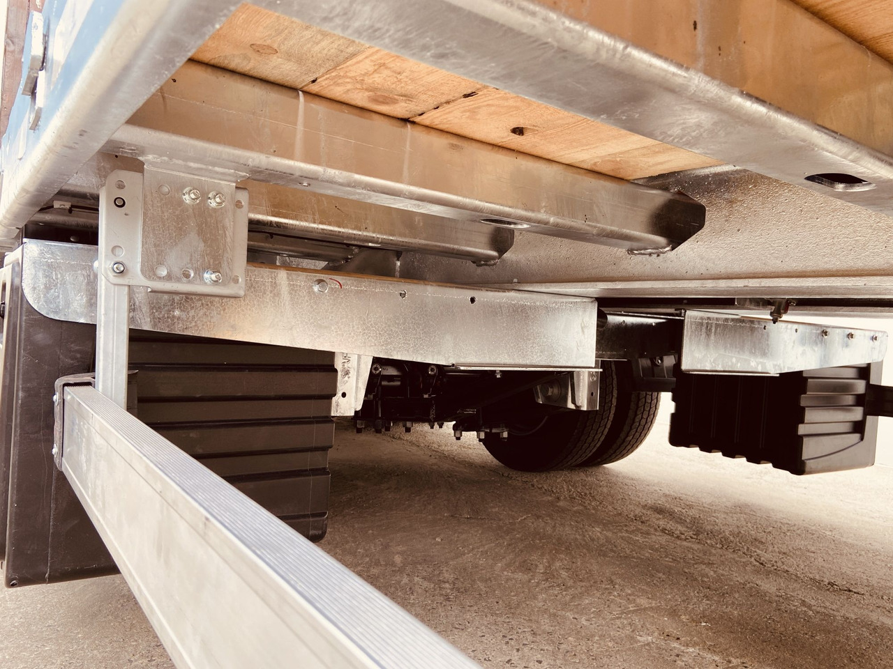 Möslein TT 34 Zugrohr Gerade 34 t GG Tridem- Tieflader 3 Achs, gelenktNeufahrzeug - عربة مسطحة منخفضة مقطورة: صور 2 Möslein TT 34 Zugrohr Gerade 34 t GG Tridem- Tieflader 3 Achs, gelenktNeufahrzeug - عربة مسطحة منخفضة مقطورة: صور 2