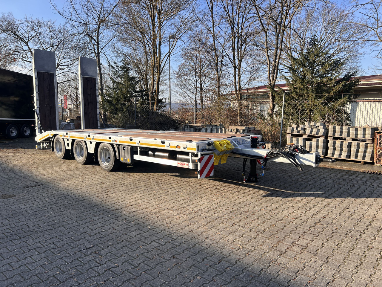 Möslein TT 34 Zugrohr Gerade 34 t GG Tridem- Tieflader 3 Achs, gelenktNeufahrzeug - عربة مسطحة منخفضة مقطورة: صور 3 Möslein TT 34 Zugrohr Gerade 34 t GG Tridem- Tieflader 3 Achs, gelenktNeufahrzeug - عربة مسطحة منخفضة مقطورة: صور 3