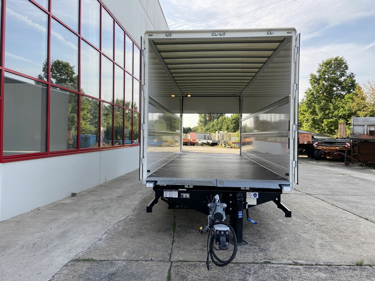 Möslein Tandem Koffer, Ladebordwand 1,5 t + Durchladbar - بصندوق مغلق مقطورة: صور 3 Möslein Tandem Koffer, Ladebordwand 1,5 t + Durchladbar - بصندوق مغلق مقطورة: صور 3