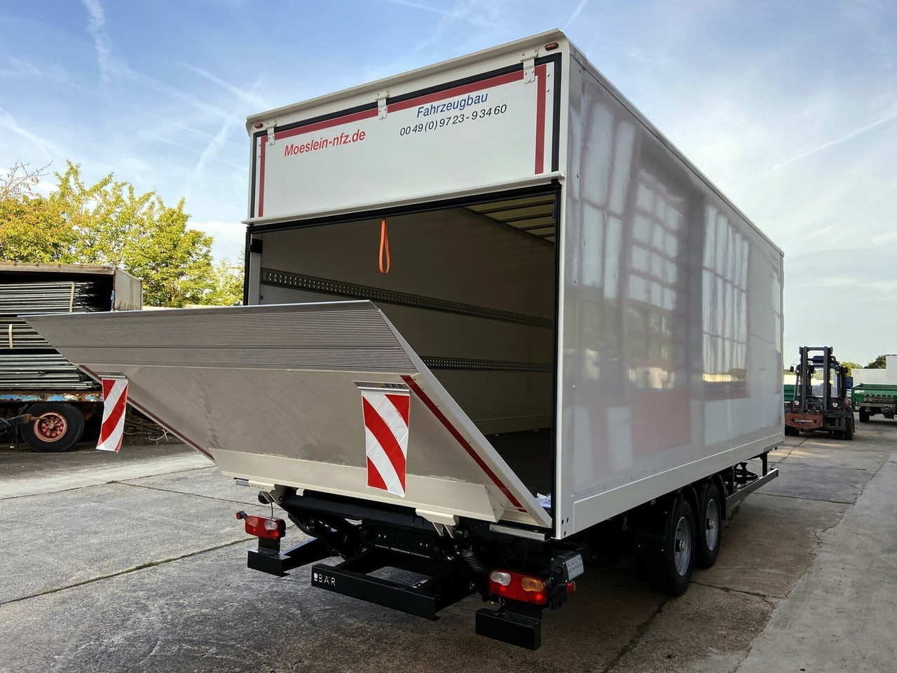 Möslein Tandem Koffer, Ladebordwand 1,5 t + Durchladbar - بصندوق مغلق مقطورة: صور 2 Möslein Tandem Koffer, Ladebordwand 1,5 t + Durchladbar - بصندوق مغلق مقطورة: صور 2
