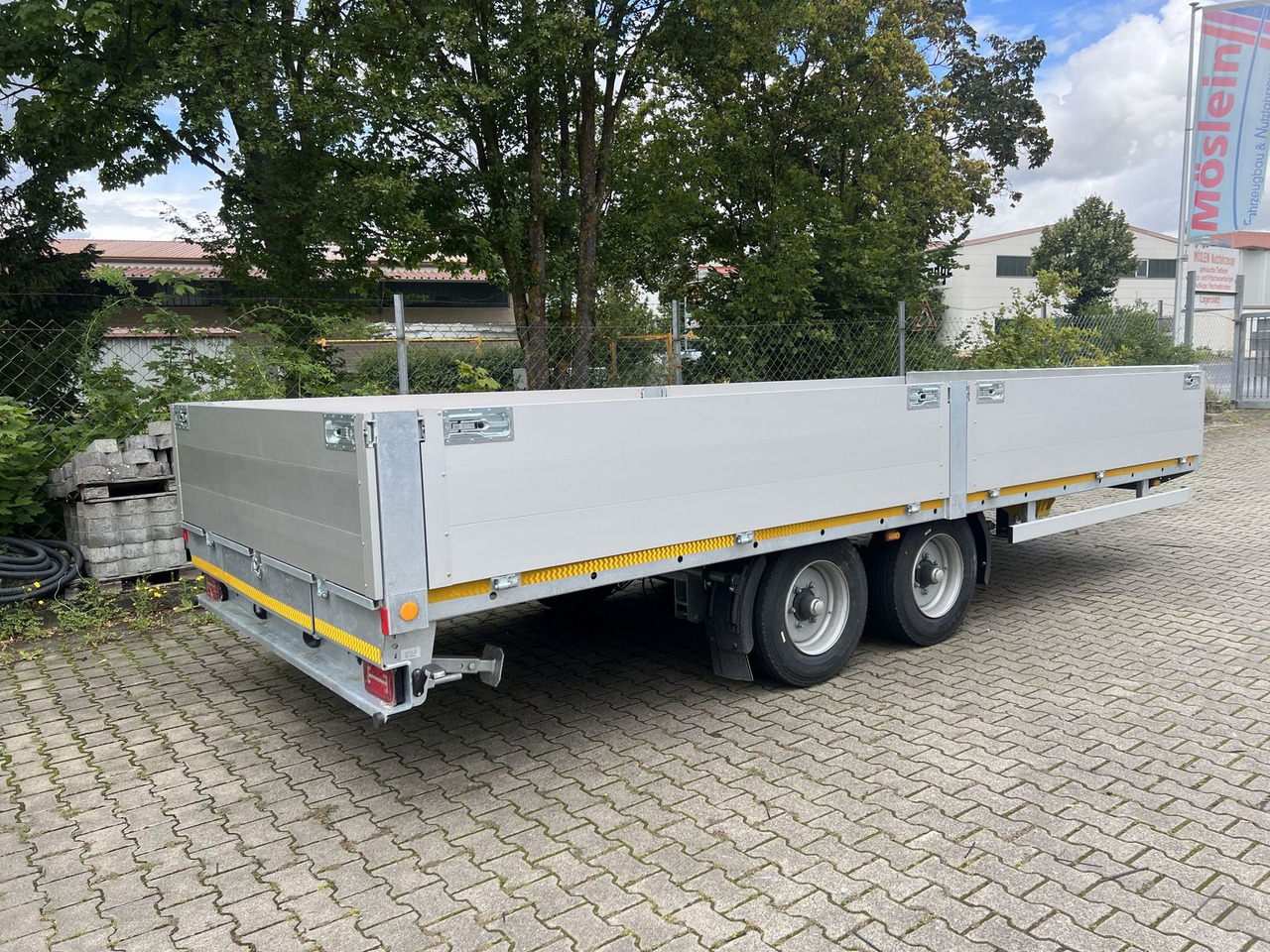Möslein Tandem Pritsche- Tieflader mit Rungentaschen - عربة مسطحة منخفضة مقطورة: صور 5 Möslein Tandem Pritsche- Tieflader mit Rungentaschen - عربة مسطحة منخفضة مقطورة: صور 5