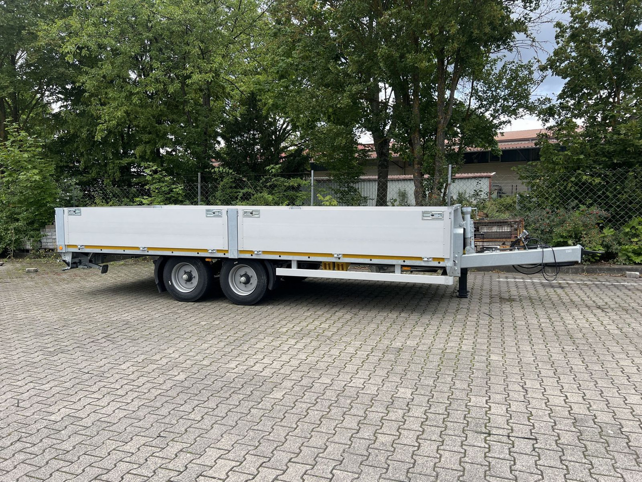 Möslein Tandem Pritsche- Tieflader mit Rungentaschen - عربة مسطحة منخفضة مقطورة: صور 3 Möslein Tandem Pritsche- Tieflader mit Rungentaschen - عربة مسطحة منخفضة مقطورة: صور 3