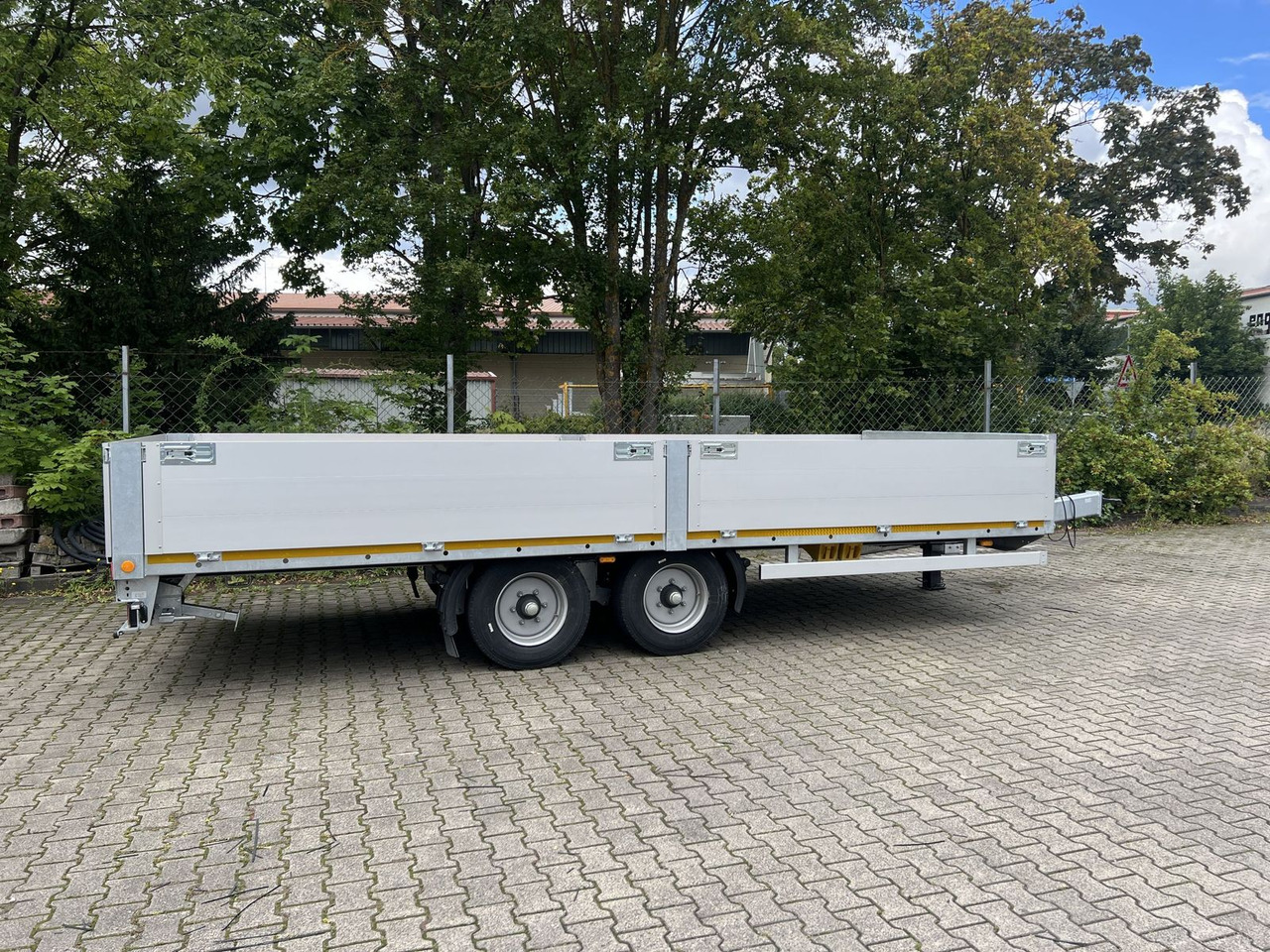 Möslein Tandem Pritsche- Tieflader mit Rungentaschen - عربة مسطحة منخفضة مقطورة: صور 4 Möslein Tandem Pritsche- Tieflader mit Rungentaschen - عربة مسطحة منخفضة مقطورة: صور 4