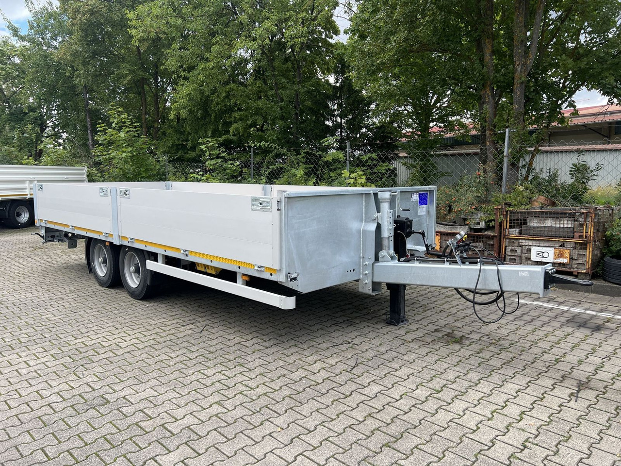 Möslein Tandem Pritsche- Tieflader mit Rungentaschen - عربة مسطحة منخفضة مقطورة: صور 2 Möslein Tandem Pritsche- Tieflader mit Rungentaschen - عربة مسطحة منخفضة مقطورة: صور 2