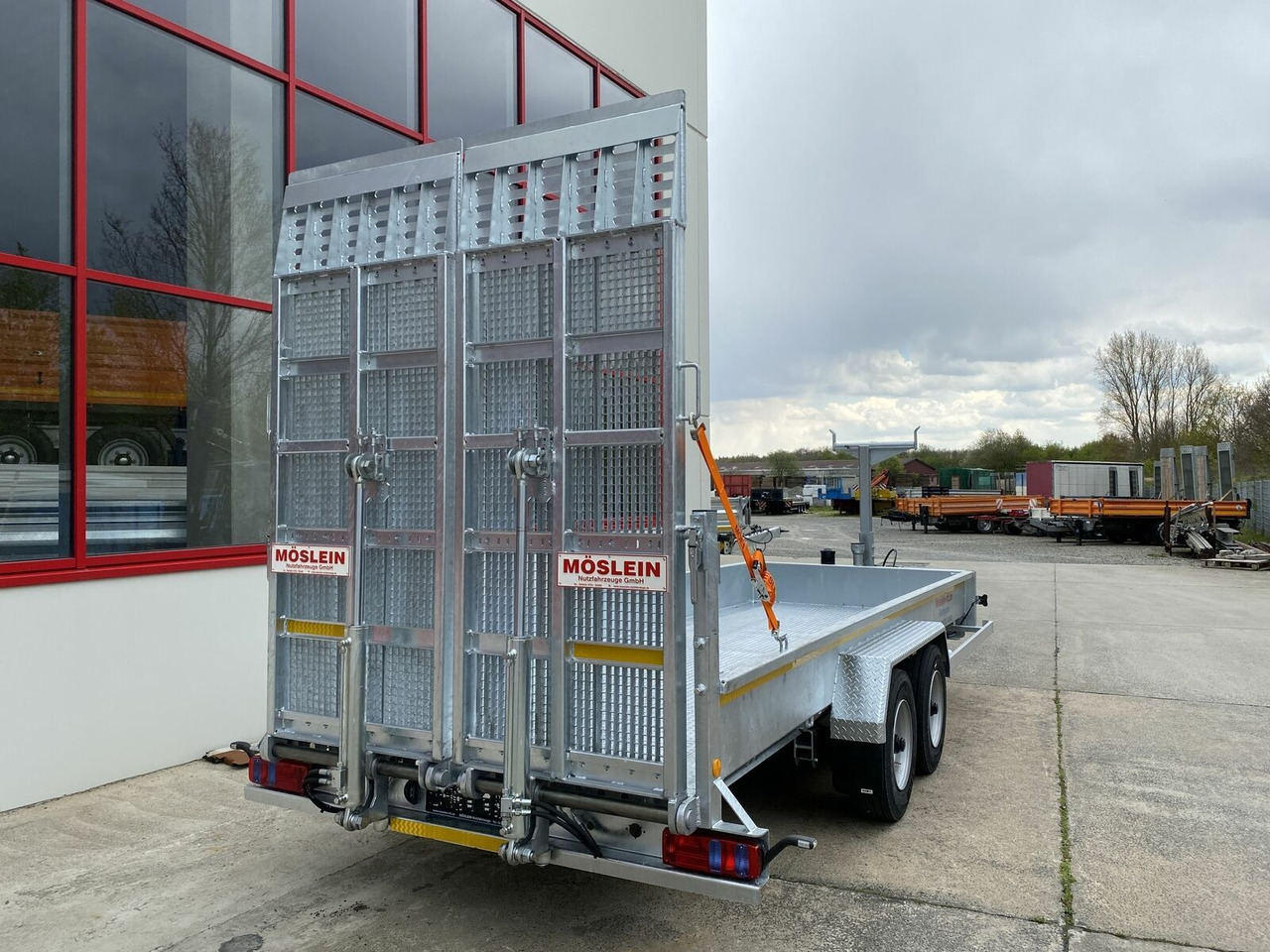 Möslein Tieflader für Fräsen breiten hydraulischen Ramp - عربة مسطحة منخفضة مقطورة: صور 2 Möslein Tieflader für Fräsen breiten hydraulischen Ramp - عربة مسطحة منخفضة مقطورة: صور 2