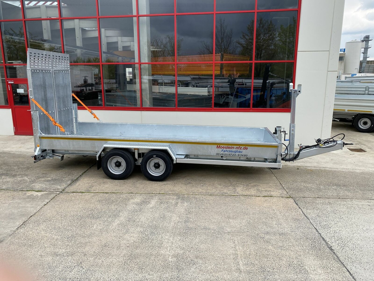 Möslein Tieflader für Fräsen breiten hydraulischen Ramp - عربة مسطحة منخفضة مقطورة: صور 1 Möslein Tieflader für Fräsen breiten hydraulischen Ramp - عربة مسطحة منخفضة مقطورة: صور 1