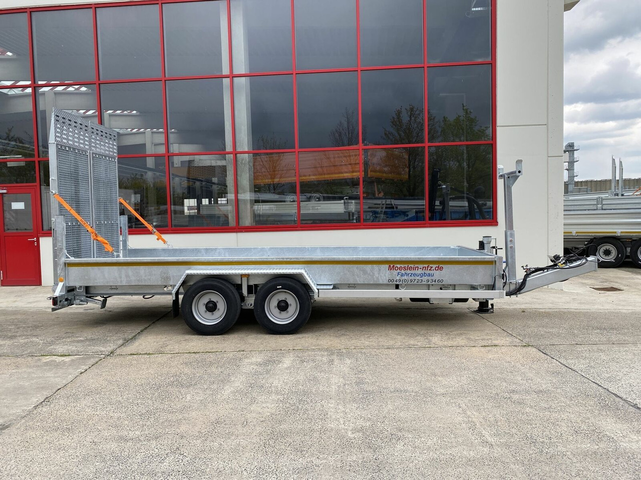 Möslein Tieflader für Fräsen breiten hydraulischen Ramp - عربة مسطحة منخفضة مقطورة: صور 3 Möslein Tieflader für Fräsen breiten hydraulischen Ramp - عربة مسطحة منخفضة مقطورة: صور 3