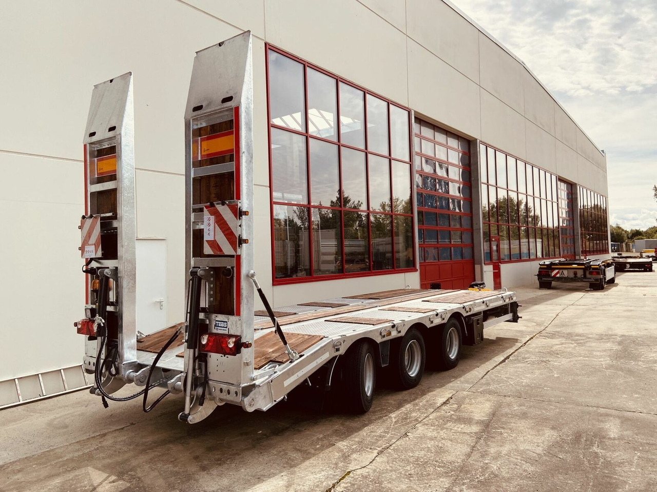 Möslein Tridem- Tieflader 3 Achs, gelenktNeufahrzeug - عربة مسطحة منخفضة مقطورة: صور 5 Möslein Tridem- Tieflader 3 Achs, gelenktNeufahrzeug - عربة مسطحة منخفضة مقطورة: صور 5