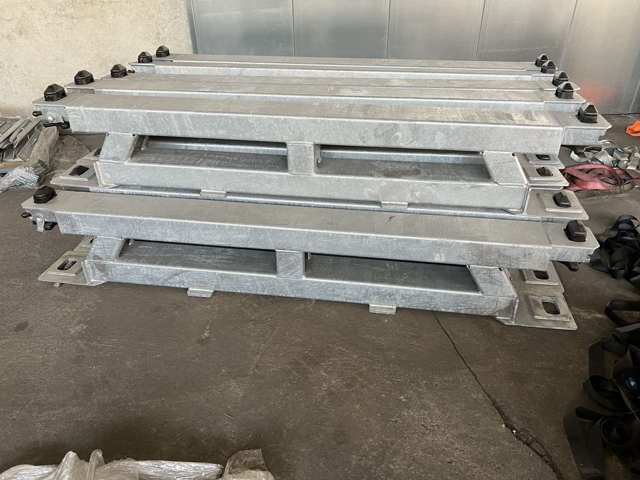 Müller Mitteltal Ausgleichsbock für Satteltieflader incl. Conatinerverschlüssen - عربة مسطحة منخفضة نصف مقطورة: صور 2 Müller Mitteltal Ausgleichsbock für Satteltieflader incl. Conatinerverschlüssen - عربة مسطحة منخفضة نصف مقطورة: صور 2