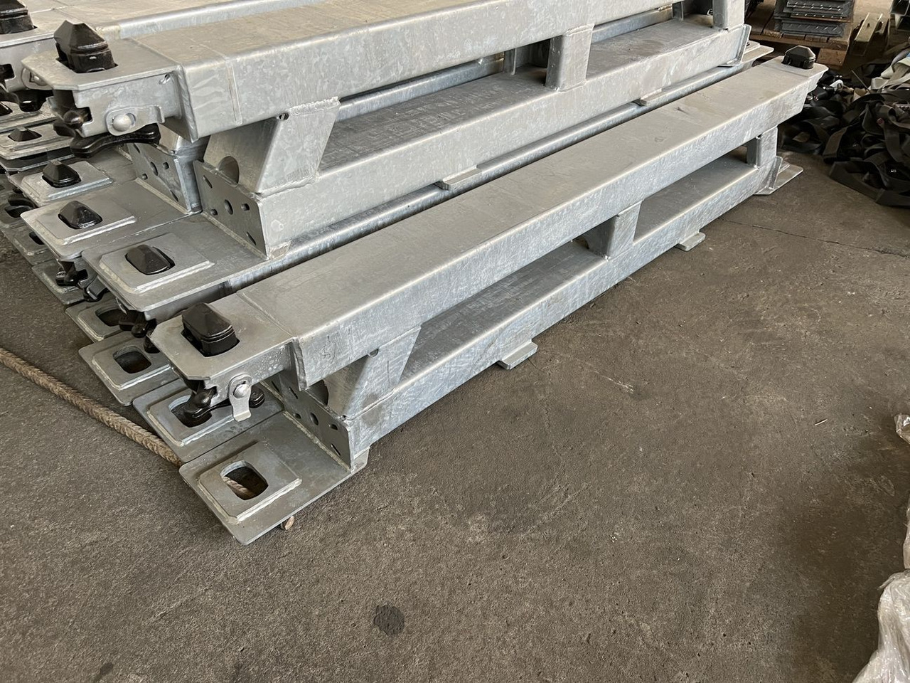 Müller Mitteltal Ausgleichsbock für Satteltieflader incl. Conatinerverschlüssen - عربة مسطحة منخفضة نصف مقطورة: صور 4 Müller Mitteltal Ausgleichsbock für Satteltieflader incl. Conatinerverschlüssen - عربة مسطحة منخفضة نصف مقطورة: صور 4