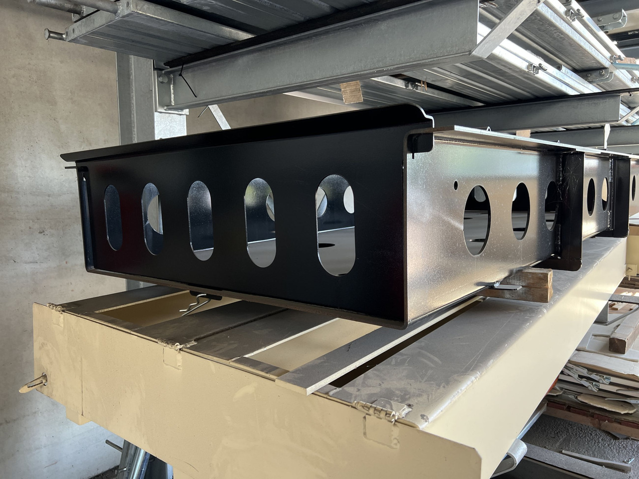 Müller Mitteltal Staufach für Alu- Rampen - عربة مسطحة منخفضة نصف مقطورة: صور 3 Müller Mitteltal Staufach für Alu- Rampen - عربة مسطحة منخفضة نصف مقطورة: صور 3