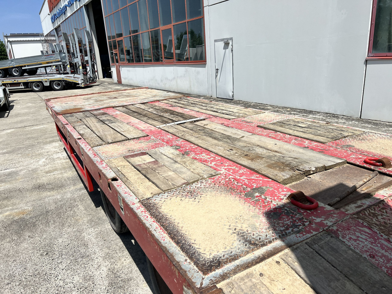 T3  3 Achs Tiefladeranhänger mit gerader Ladefläche - عربة مسطحة منخفضة مقطورة: صور 4 T3  3 Achs Tiefladeranhänger mit gerader Ladefläche - عربة مسطحة منخفضة مقطورة: صور 4