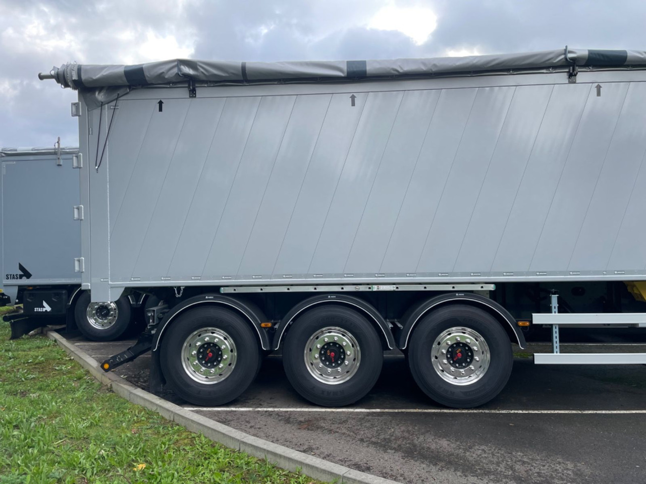 Wielton Bulk Master 51 cbm 3-Achs Alukipper Wielton Bulk Master 51 cbm 3-Achs Alukipper - قلابة نصف مقطورة: صور 4 Wielton Bulk Master 51 cbm 3-Achs Alukipper Wielton Bulk Master 51 cbm 3-Achs Alukipper - قلابة نصف مقطورة: صور 4