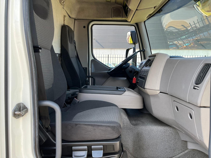 Interior photo 3: بصندوق مغلق شاحنة DAF LF 210, 4x2, Euro 6, Airco, Nav