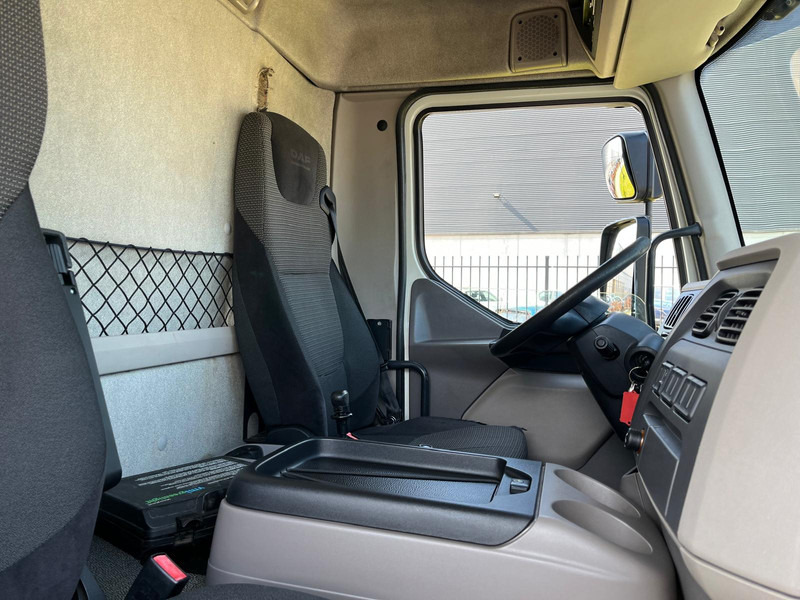 Interior photo 2: بصندوق مغلق شاحنة DAF LF 210, 4x2, Euro 6, Airco, Nav