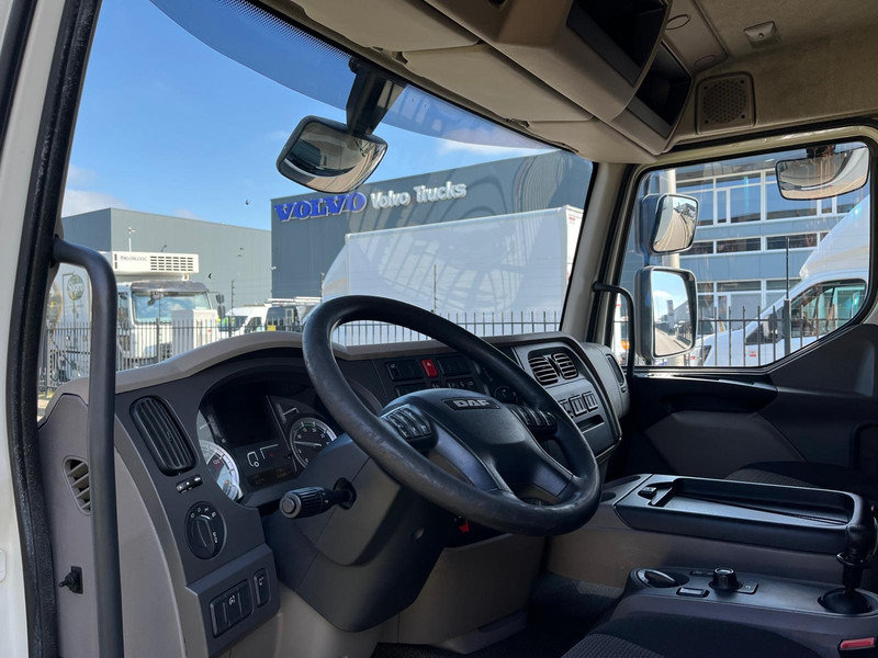 Interior photo 1: بصندوق مغلق شاحنة DAF LF 210, 4x2, Euro 6, Airco, Nav