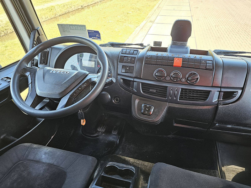 Interior photo 1: بصندوق مغلق شاحنة Iveco 120E25 EUROCARGO 3 SEATS AIRCO LIFT