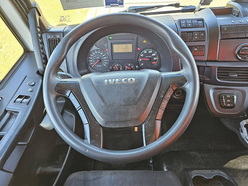 Interior photo 2: بصندوق مغلق شاحنة Iveco 120E25 EUROCARGO 3 SEATS AIRCO LIFT