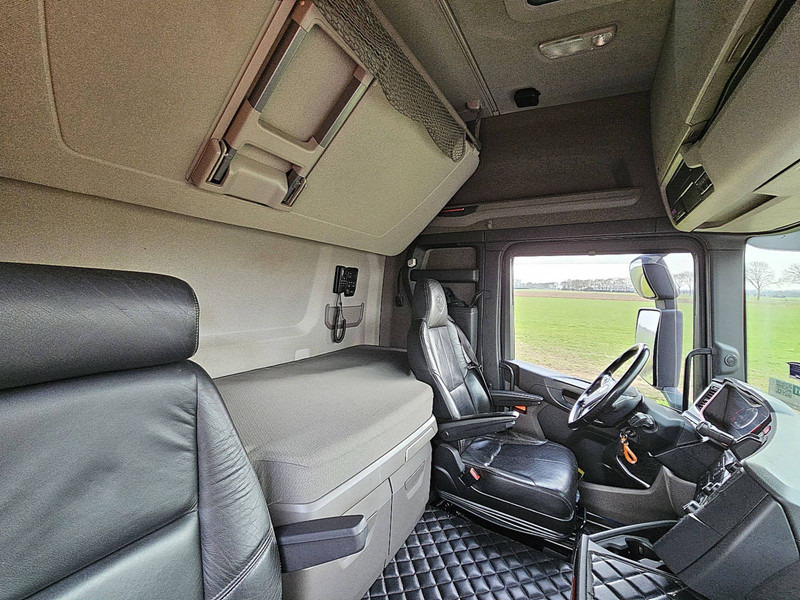 Interior photo 2: شاحنة جرار Scania R650 6X4 RETARDER LED
